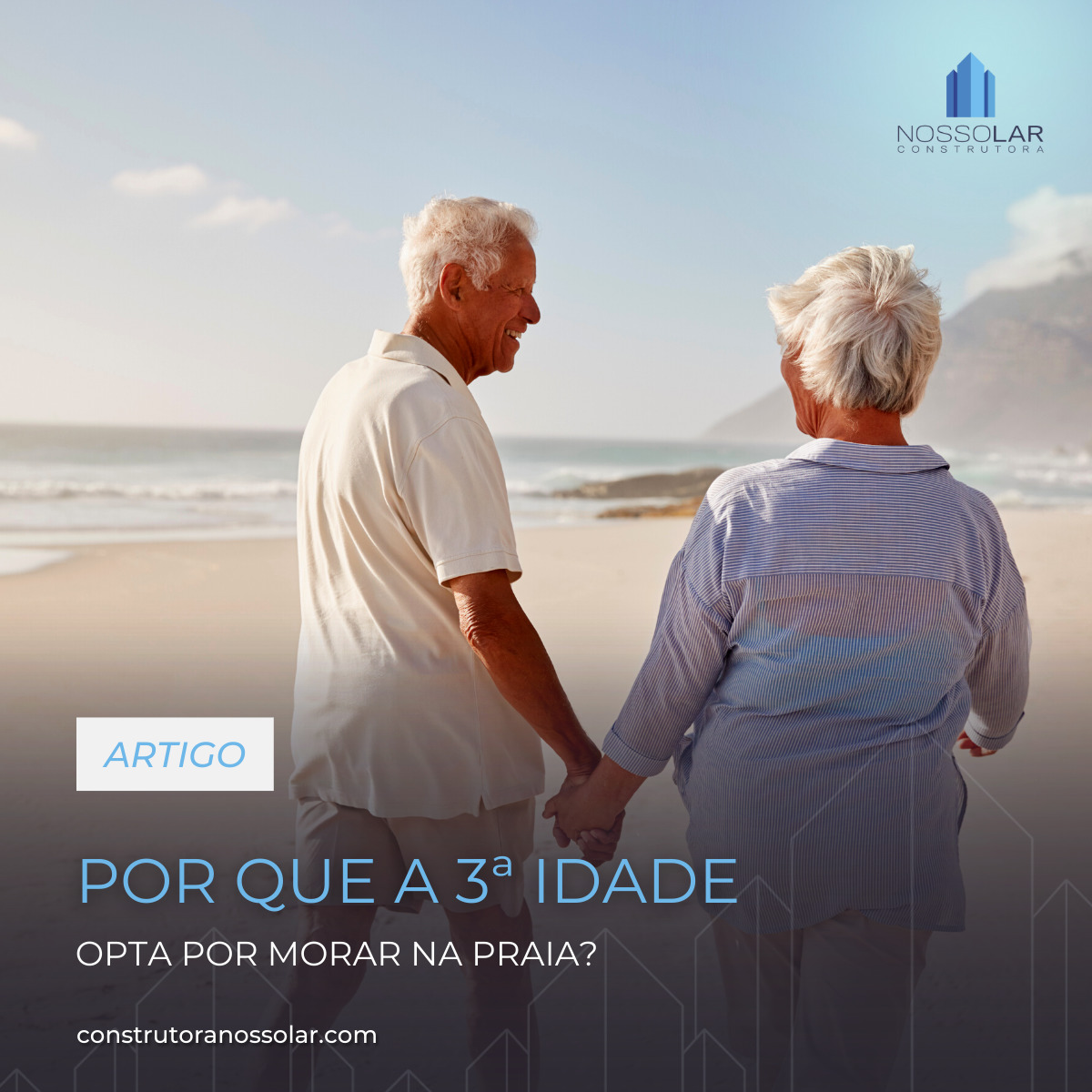 Casal de idosos de mãos dadas passeando na praia